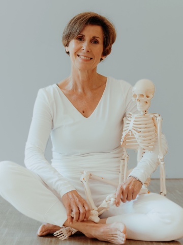 Birgit Brandes (Liebscher Bracht München) mit Skelett auf den Beinen lächelt in die Kamera