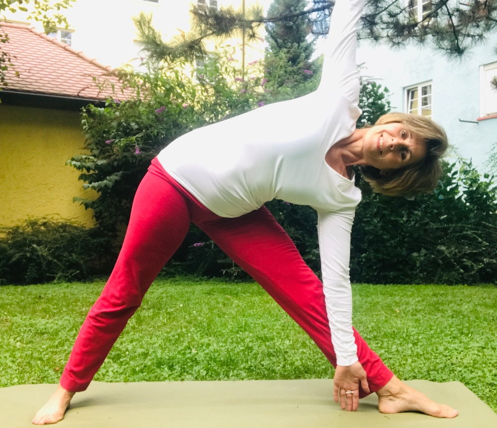 Birgit Brandes zeigt Trikonasana Yoga Übung für einen starken Beckenboden